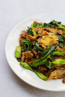 Soya soslu pilavlı erişte ve domuz eti.