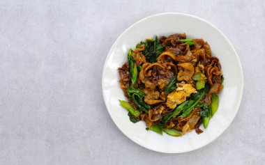 Soya soslu pilavlı erişte ve domuz eti.