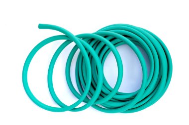 Beyaz arkaplanda yeşil bahçe hortumu.