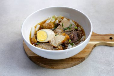 Pilavlı erişte, yumurtalı domuz çorbası.