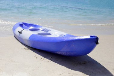 Plastik kayak denizi sahilde