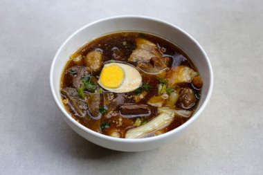 Pilavlı erişte, yumurtalı domuz çorbası.