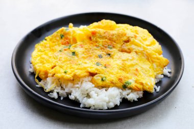 Tayland usulü omlet ve pilav.