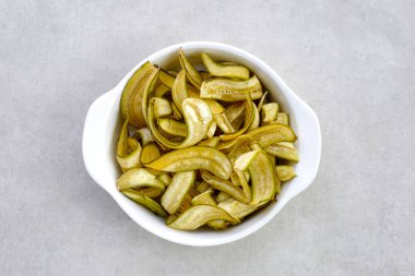 Muz cipsi, kızarmış muz, yeşil kabuklu.