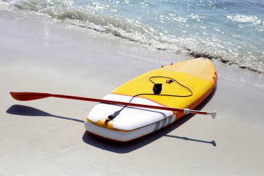 Kumsalda sarı yemek.