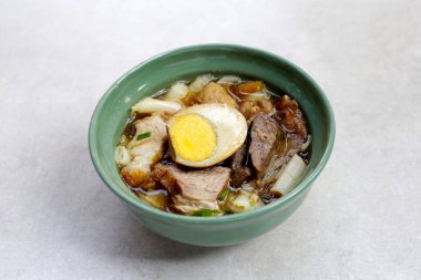 Pilavlı erişte, yumurtalı domuz çorbası.