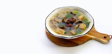 Beyaz arka planda bir kase domuz kanı çorbası..