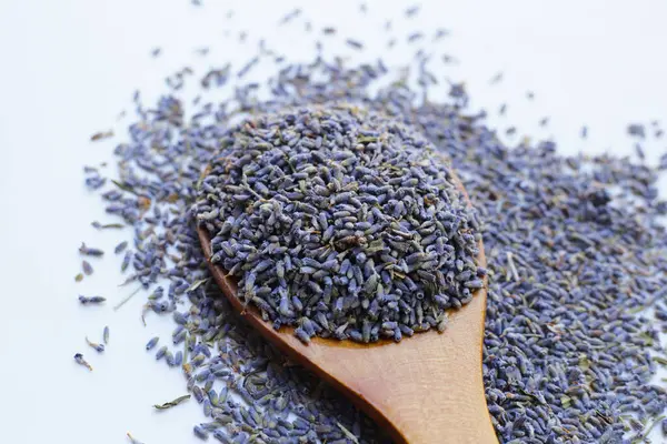 Bitki çayı demlemek için kurutulmuş lavanta tomurcukları.