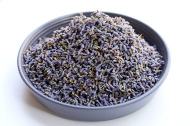 Bitki çayı demlemek için kurutulmuş lavanta tomurcukları.