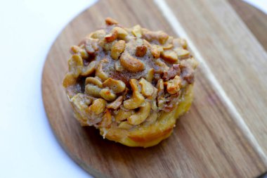 Karamel kaplı fındıklı karamelli kuru üzümlü ekmek..