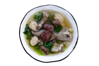 Beyaz arka planda bir kase domuz kanı çorbası..