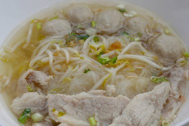 Tayland usulü erişte çorbası.