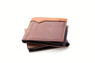 Beyaz arka planda kahverengi cüzdanlar.