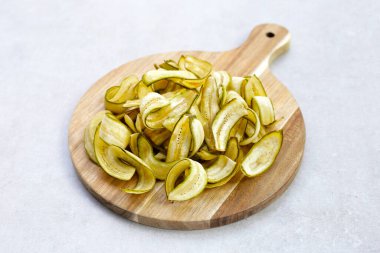 Muz cipsi, kızarmış muz, yeşil kabuklu.