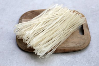 Kurutulmamış pirinç eriştesi. Çiğ pirinç unu eriştesi.