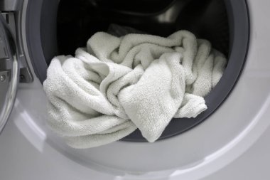 Çamaşır makinesinde kullanılmış havlu