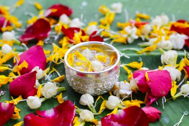 Yasemin çiçekli su, kadife yaprağı ve gümüş kasede gül yaprağı. Tayland geleneği, Songkran Festivali