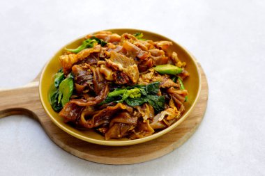 Soya soslu pilavlı erişte ve domuz eti.