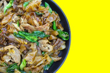 Soya soslu pilavlı erişte ve domuz eti.