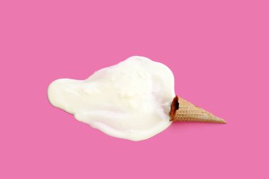 Pembe arka planda waffle külahlı eritme dondurması.