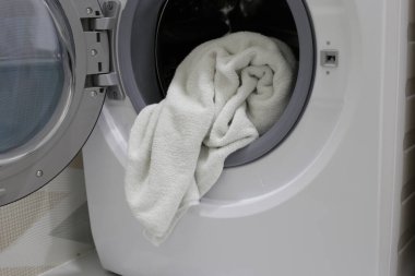 Çamaşır makinesinde kullanılmış havlu