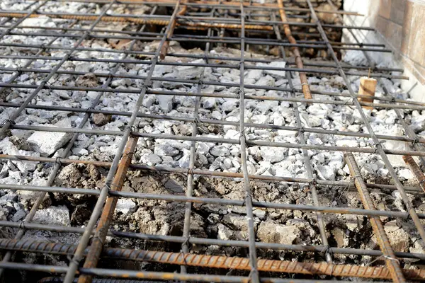 Beton yığınıyla beton dökmeden önce takviye, beton zemin