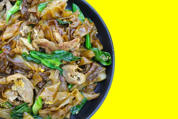 Soya soslu pilavlı erişte ve domuz eti.