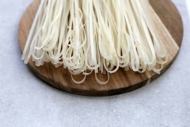 Kurutulmamış pirinç eriştesi. Çiğ pirinç unu eriştesi.