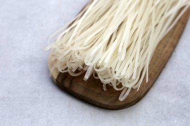 Kurutulmamış pirinç eriştesi. Çiğ pirinç unu eriştesi.