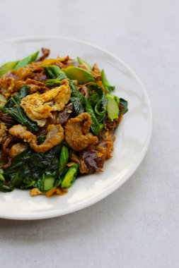 Soya soslu pilavlı erişte ve domuz eti.