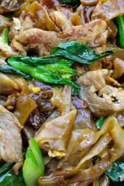 Soya soslu pilavlı erişte ve domuz eti.