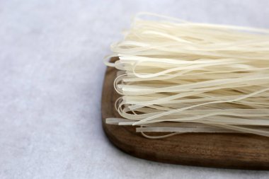 Kurutulmamış pirinç eriştesi. Çiğ pirinç unu eriştesi.