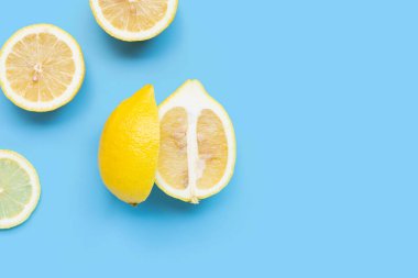 Mavi arkaplanda taze limon dilimleri izole edilmiş..