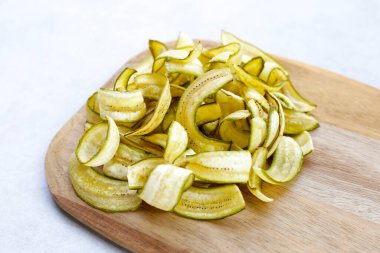 Muz cipsi, kızarmış muz, yeşil kabuklu.