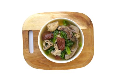 Beyaz arka planda bir kase domuz kanı çorbası..