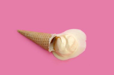 Pembe arka planda waffle külahlı eritme dondurması.