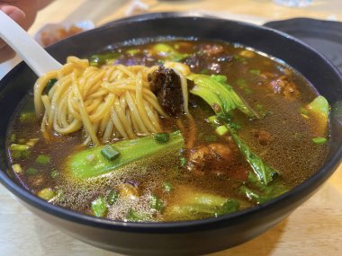 Erişte çorbası. Çin yemeği tarzı.