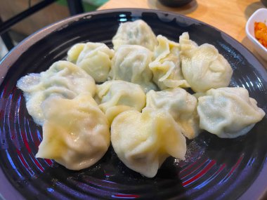 Bir tabak buğulanmış hamur köftesi. Kapat. 