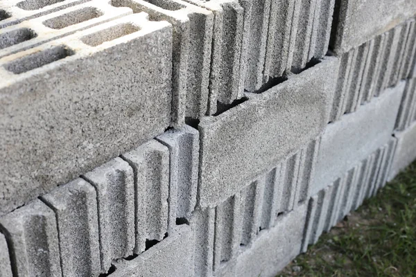 Beton tuğla yığını, beton bloklar.