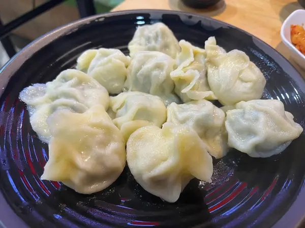 Bir tabak buğulanmış hamur köftesi. Kapat. 