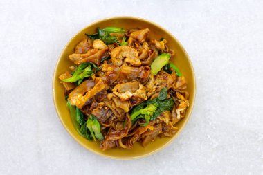 Soya soslu pilavlı erişte ve domuz eti.