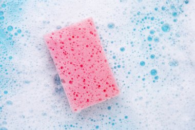 Bulaşık deterjanı köpüklü temizlik süngeri. Bulaşık yıkama kavramı