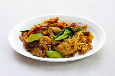 Soya soslu pilavlı erişte ve domuz eti.