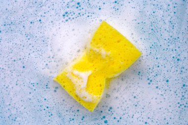 Bulaşık deterjanı köpüklü temizlik süngeri. Bulaşık yıkama kavramı