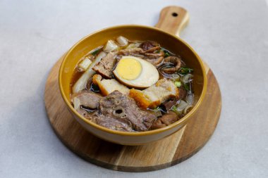 Pilavlı erişte, yumurtalı domuz çorbası.