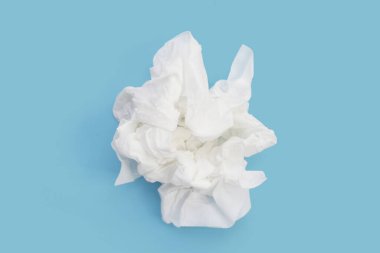 Buruşmuş kağıt mendil. Mavi arka planda yüz dokusu.