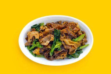 Soya soslu pilavlı erişte ve domuz eti.