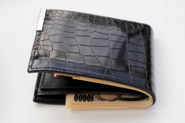 Beyaz arka planda siyah cüzdan.