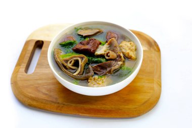 Beyaz arka planda bir kase domuz kanı çorbası..