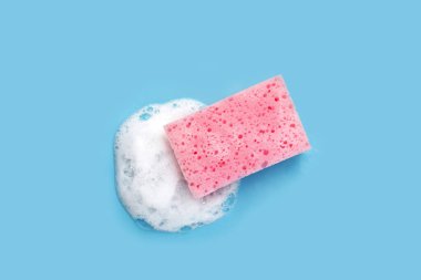 Bulaşık deterjanıyla temizlik süngeri. Bulaşık yıkama kavramı